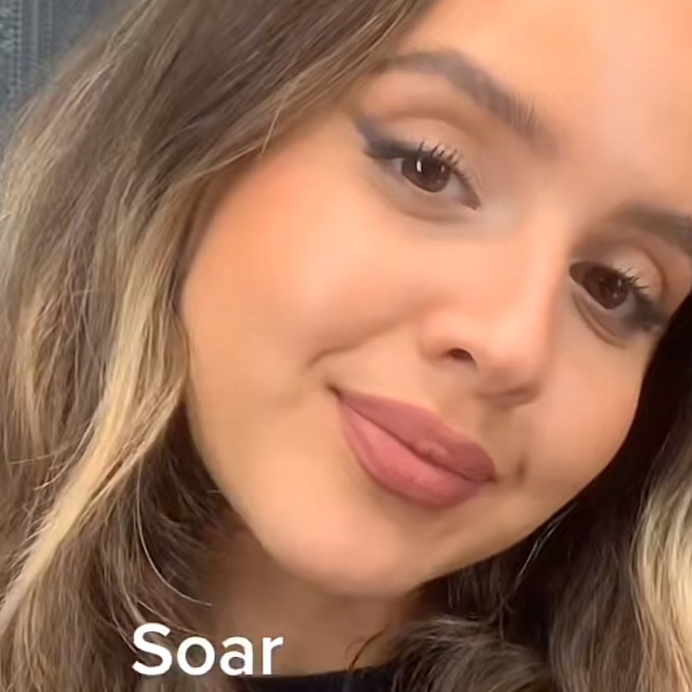 βοΈ SOAR a MAC LIP PENCIL. RETAIL $25. **NEW IN THE BOX. - Picture 11 of 14
